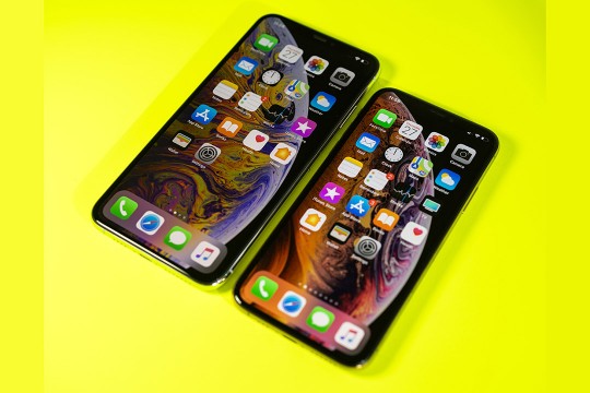 two smartphones with different sized screens.