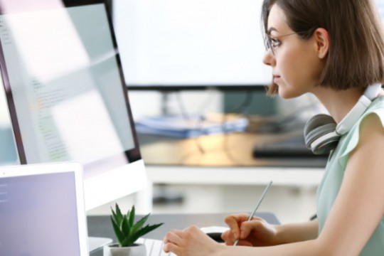 woman working on a Mac computer.