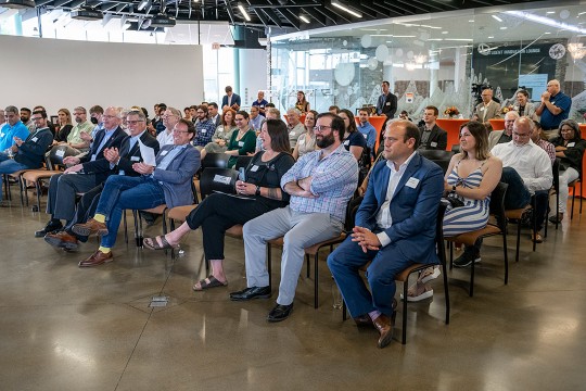 crowd of people sitting in chairs.
