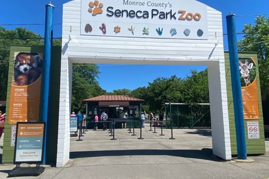the entrance to the Seneca Park Zoo