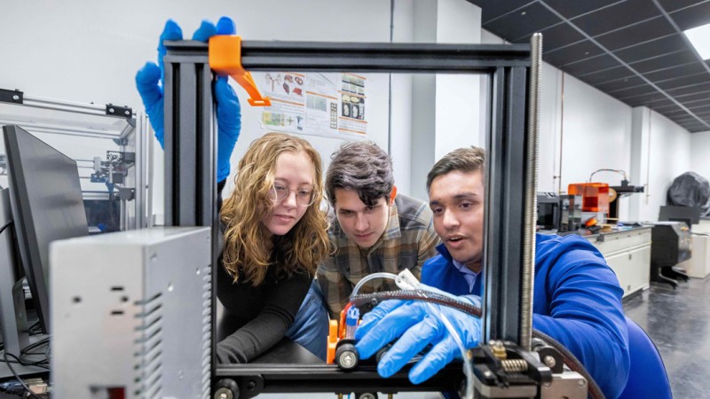 college of engineering technology undergrad students research with faculty 