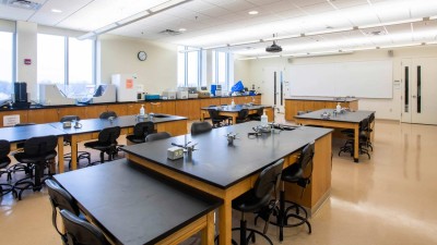 Open lab with large desks and a projector