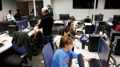 several students working in a computer lab.
