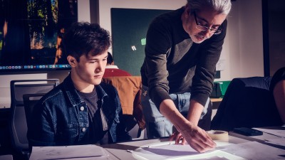 Faculty Mike Boas instructs a student one-on-one.