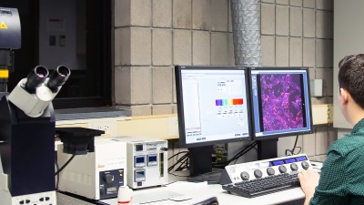 student working on computer in the confocal microscopy lab.