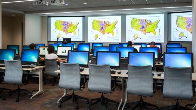 Decision Analysis Lab with computers and students.
