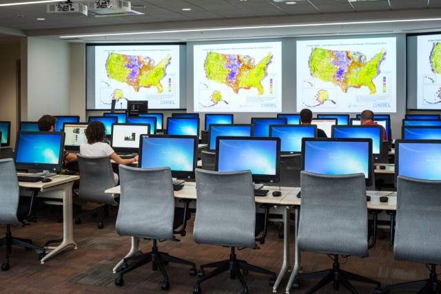 Decision Analysis Lab with computers and students.