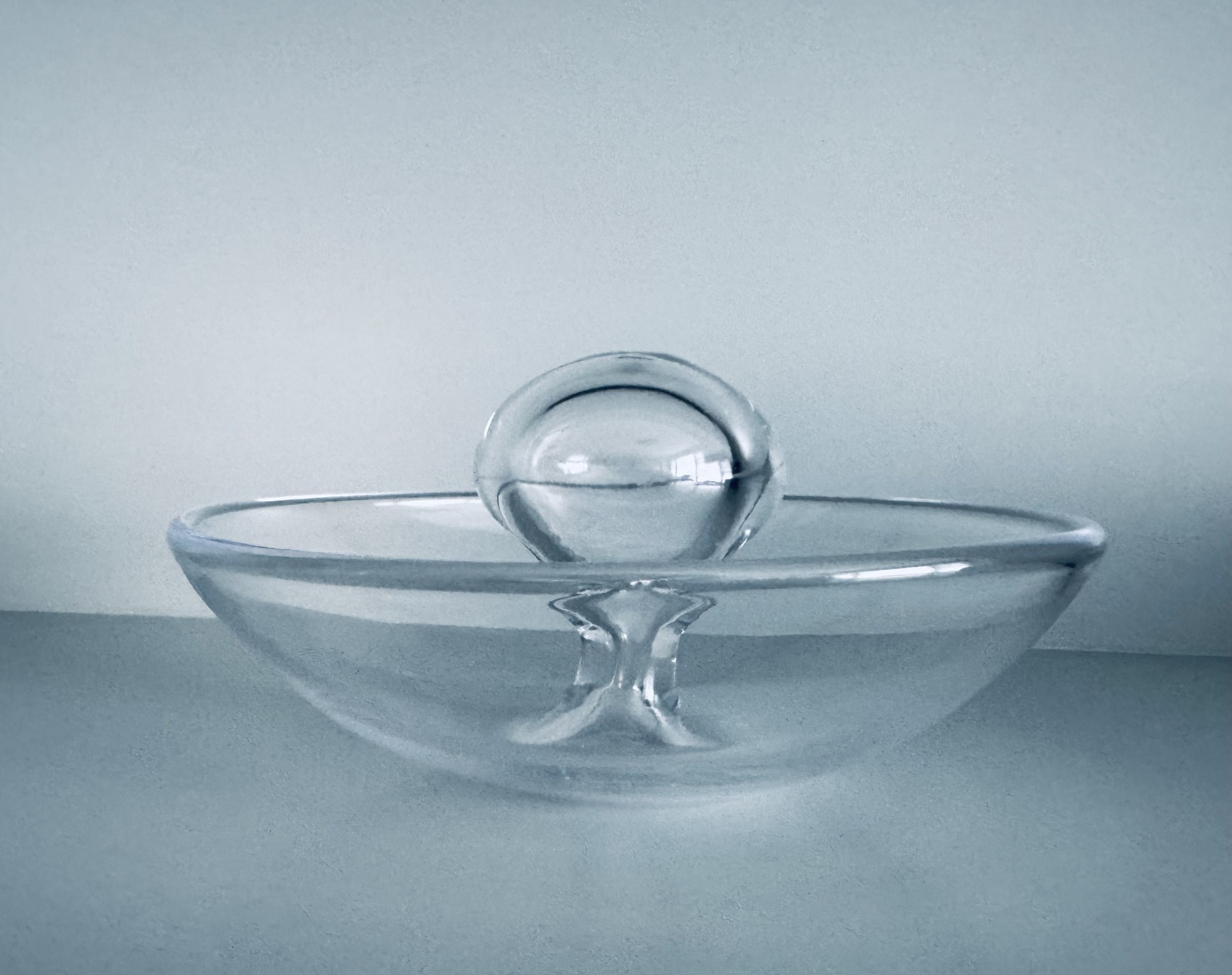 Side view of The Gather Bowl with its enclosed central chamber.