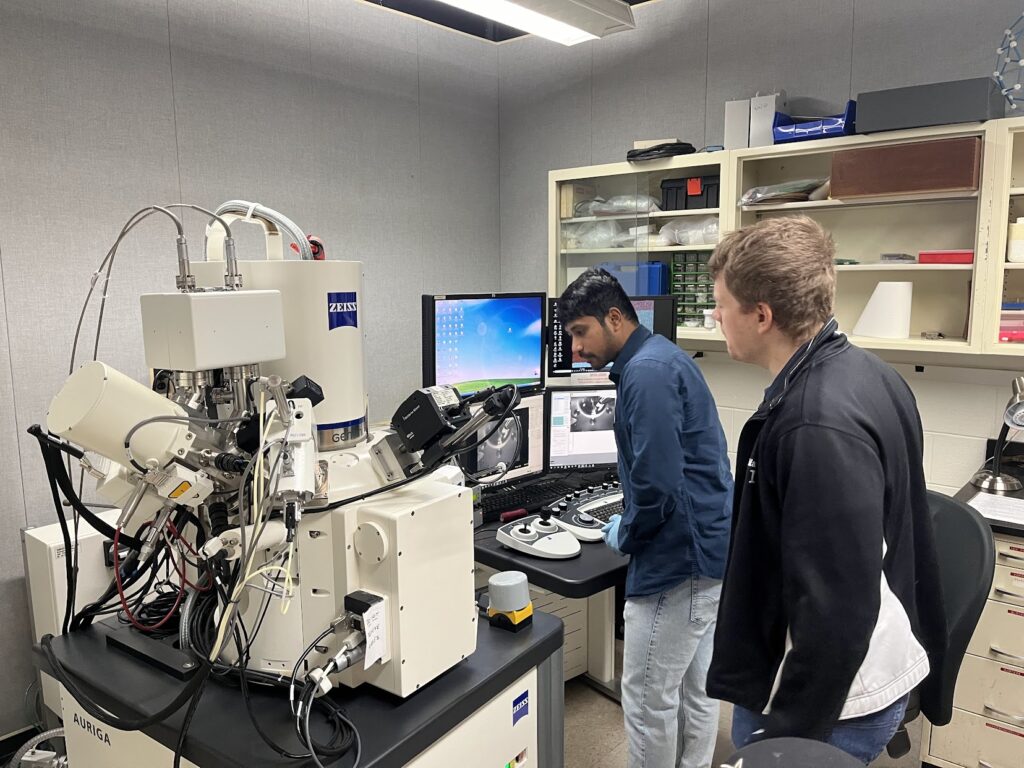Students training on a Zeiss scanning electron microscope in a laboratory.